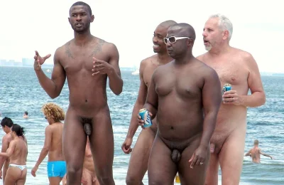 Толпа голых негров