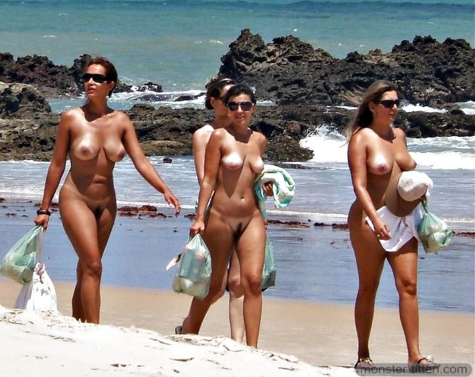 На пляже голышом