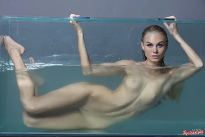 Голые в воде