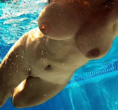 Плавает в бассейне