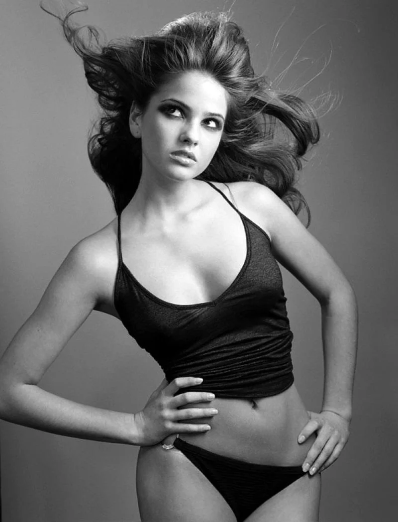 Голая Шелли Хенниг