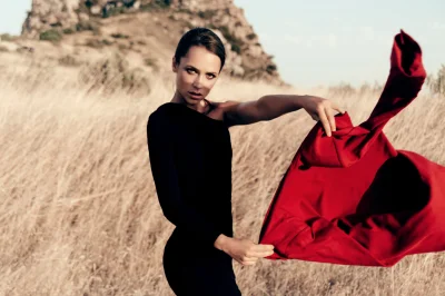 Женщина в красном платье