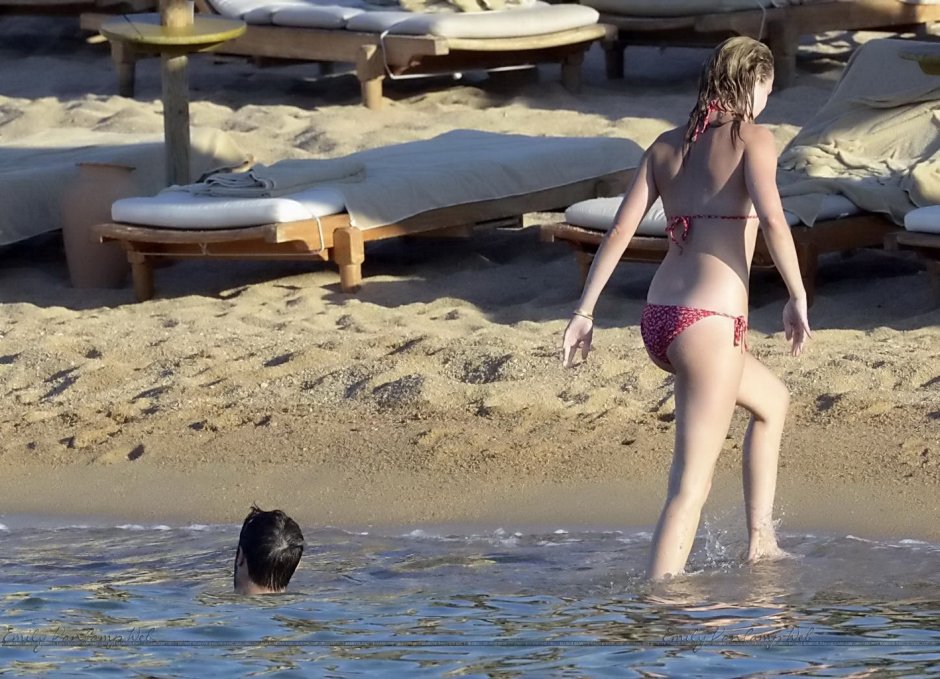 Эмили ванкэмп в купальнике