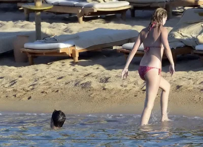 Эмили ванкэмп в купальнике