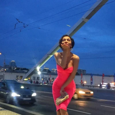 Розовое платье