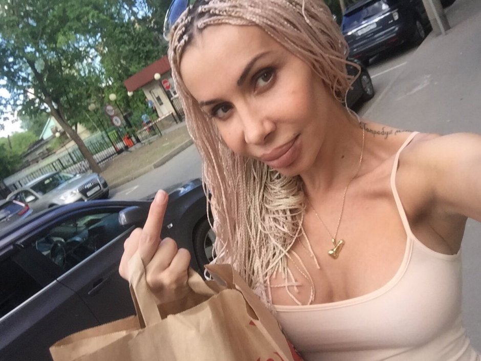 Эрика из дома сейчас