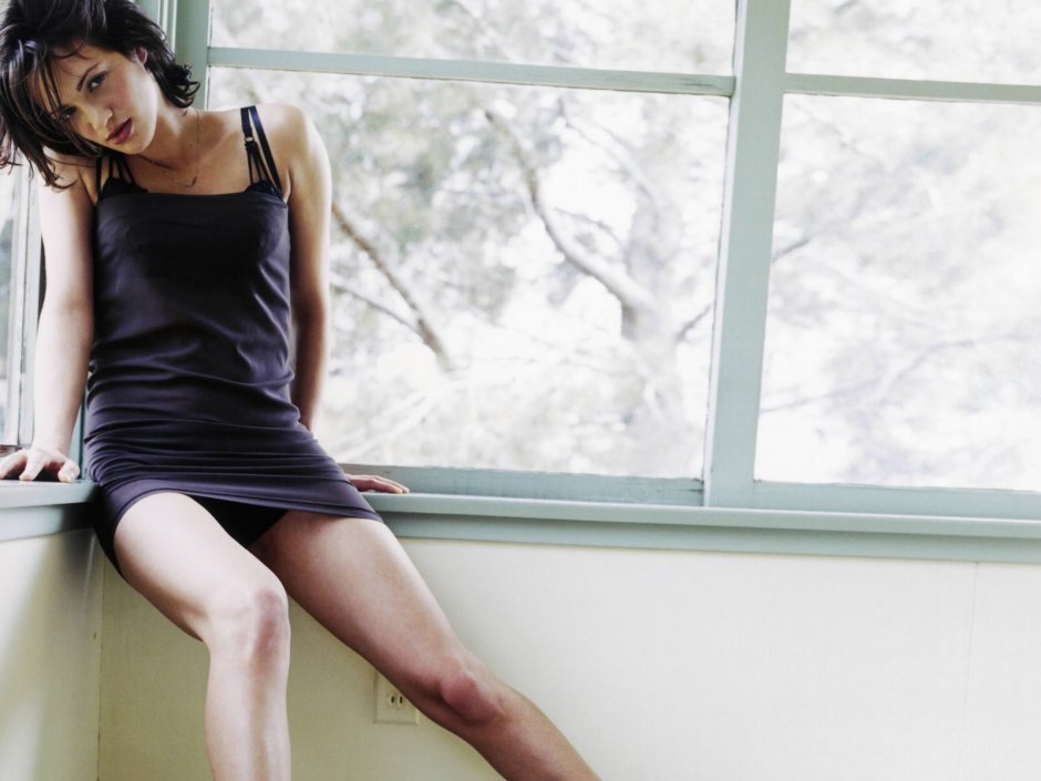 Брюнетка девушка