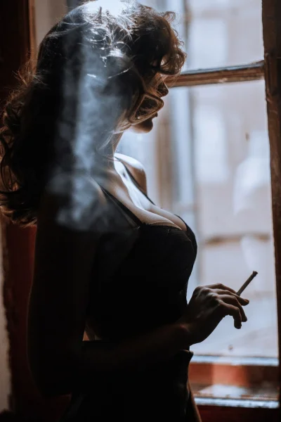 С сигаретой