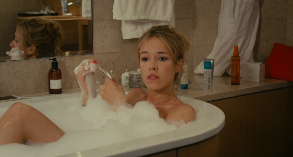 Девушка в ванной