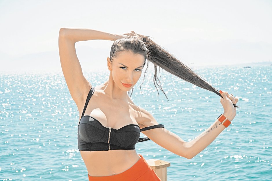 Телеведущие в купальниках