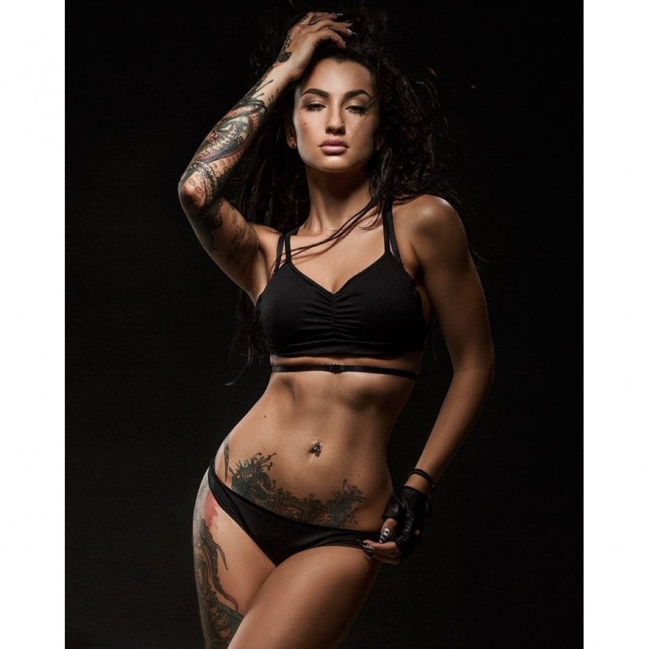 Модели с татуировками