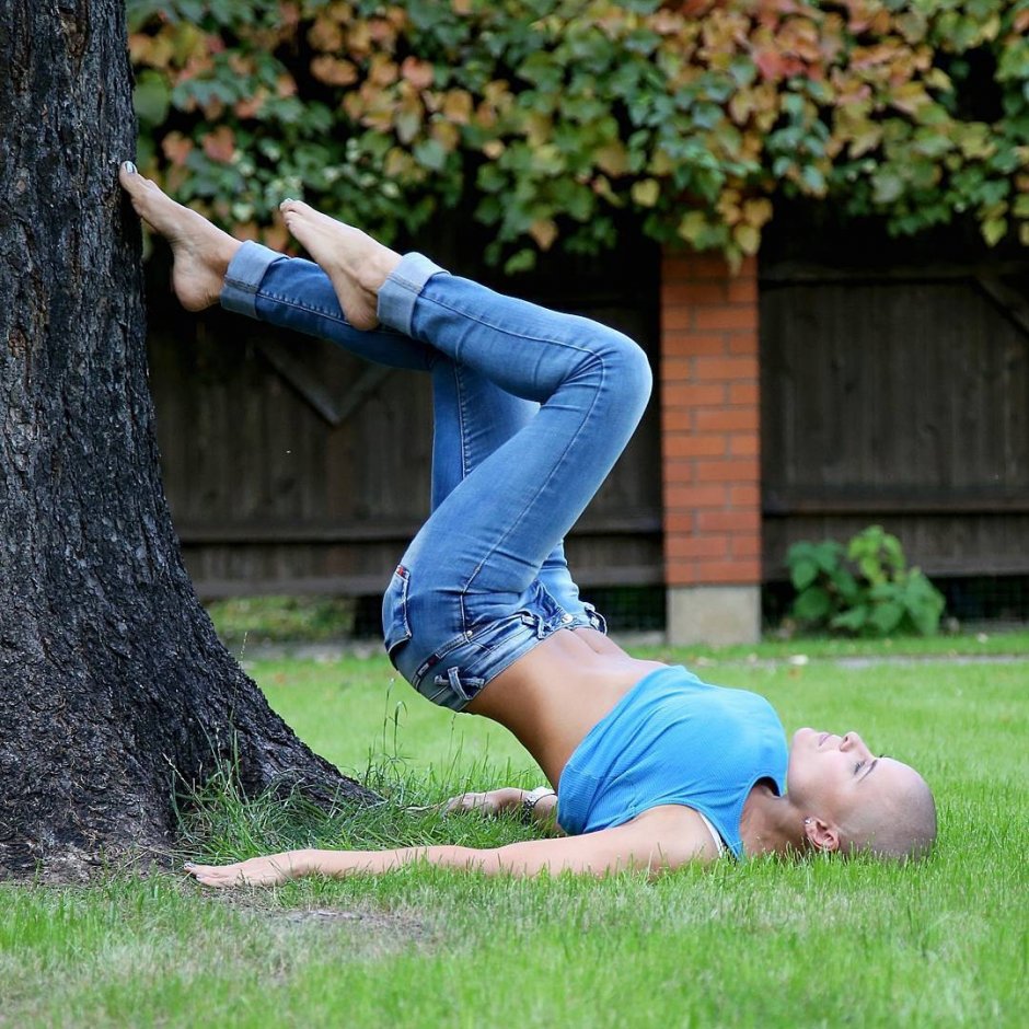 Девушка занимается йогой