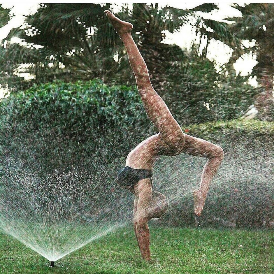 Девушка танцует под дождем