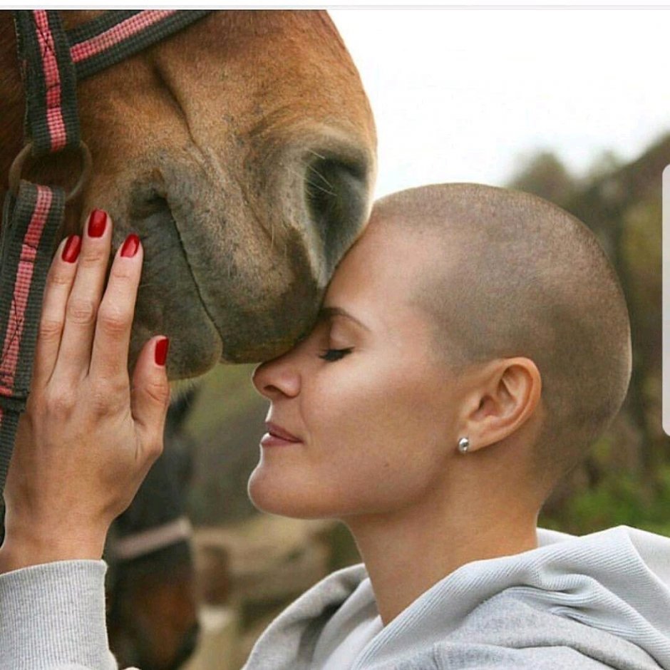 Красивая лысая девушка