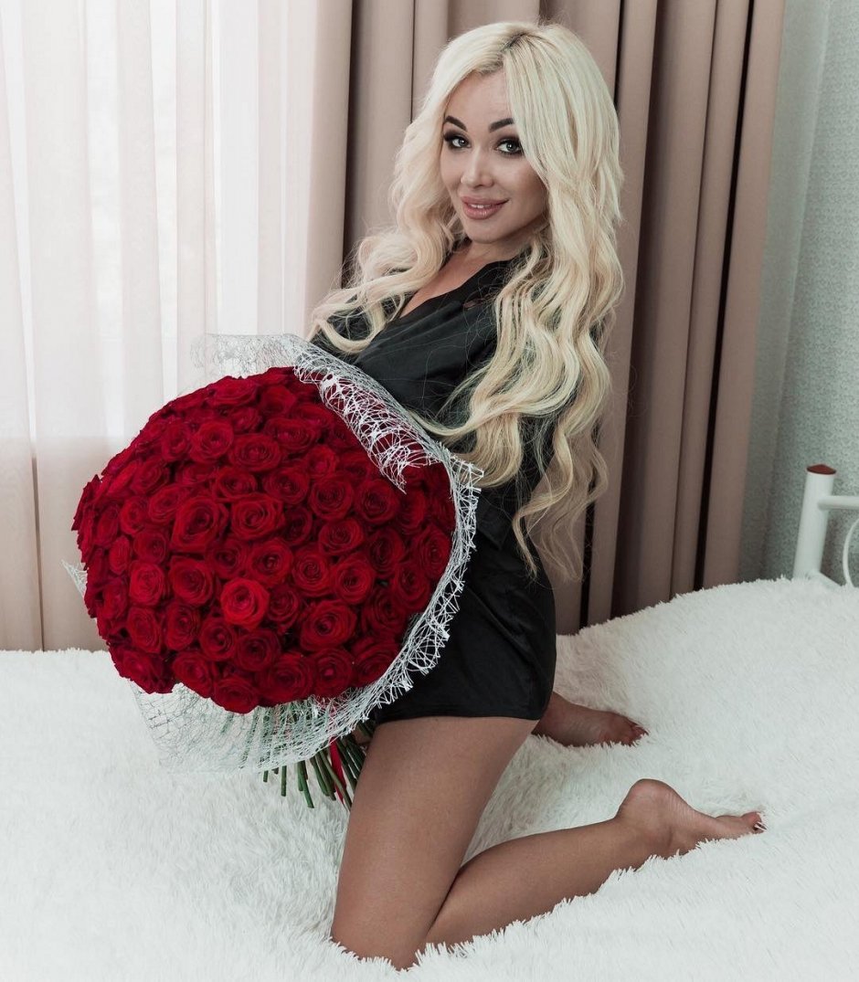 Блондинка с розами