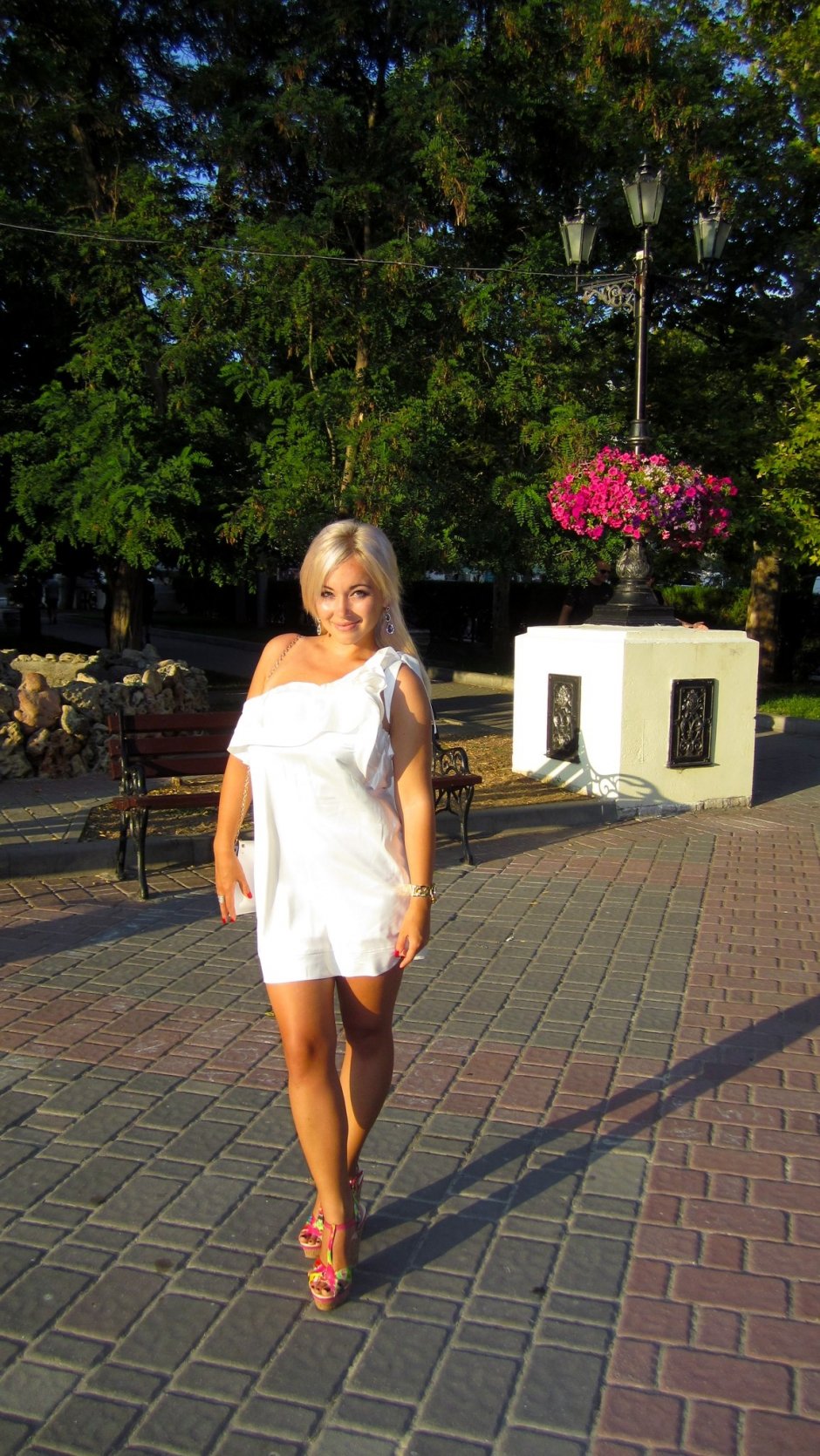 В коротких платьях