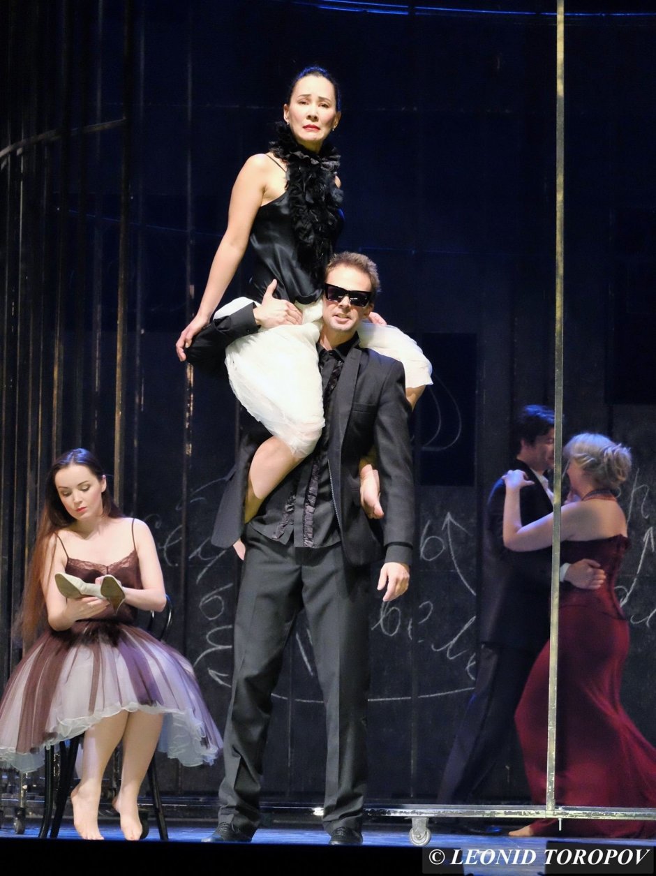 Спектакль голые