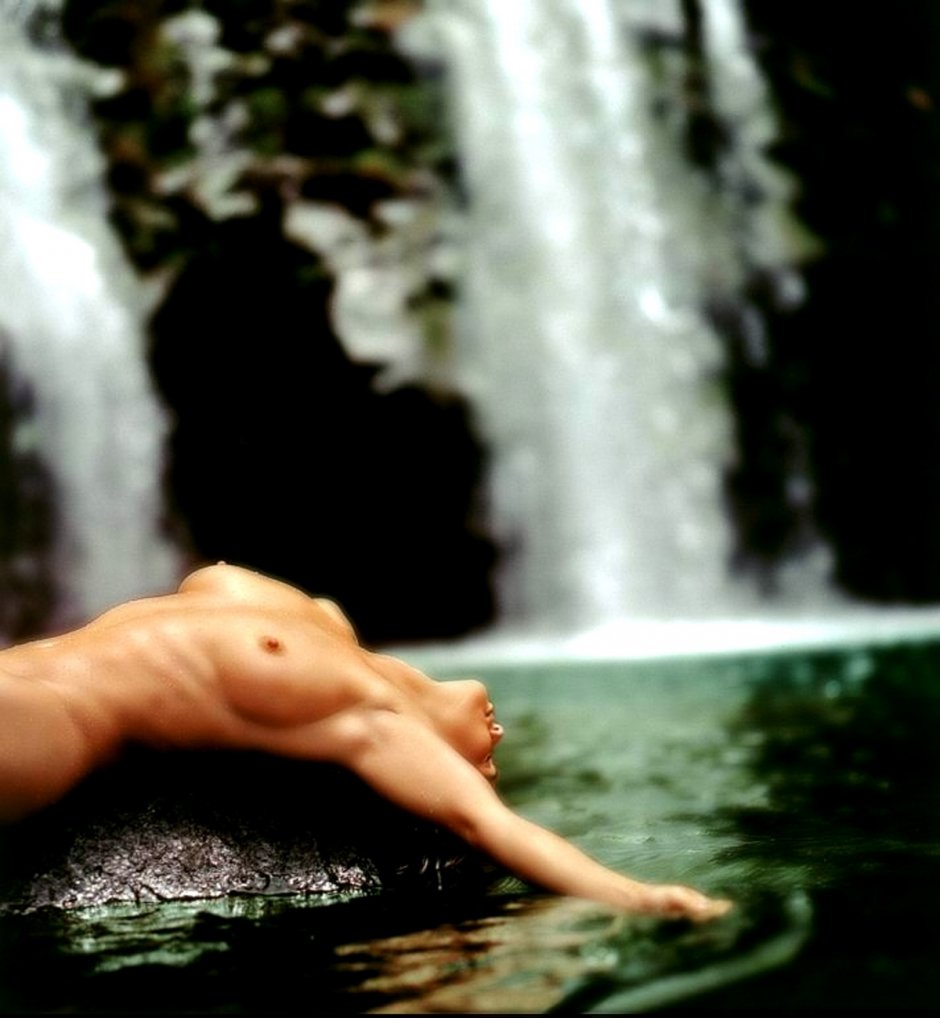 Девушка у водопада