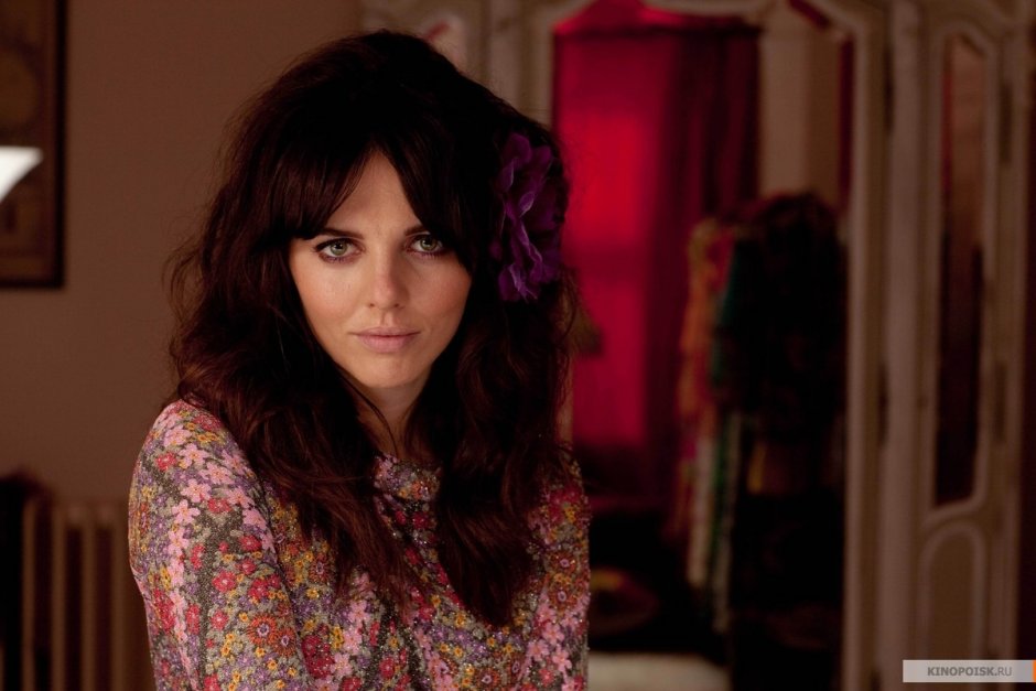 Актриса брюнетка