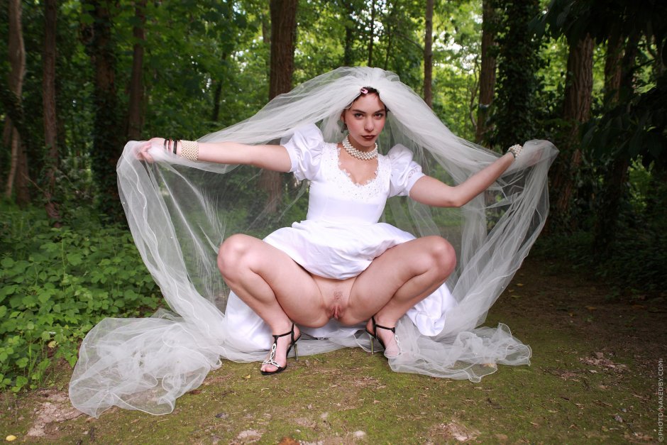 Голые невесты показывают влагалища