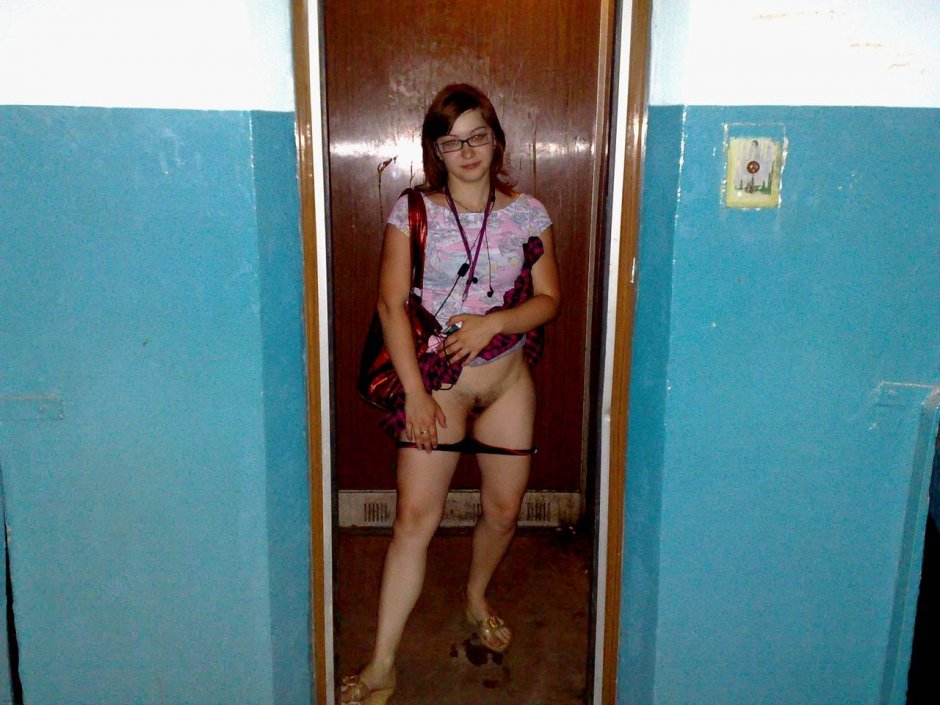 Девушка разделась в подъезде