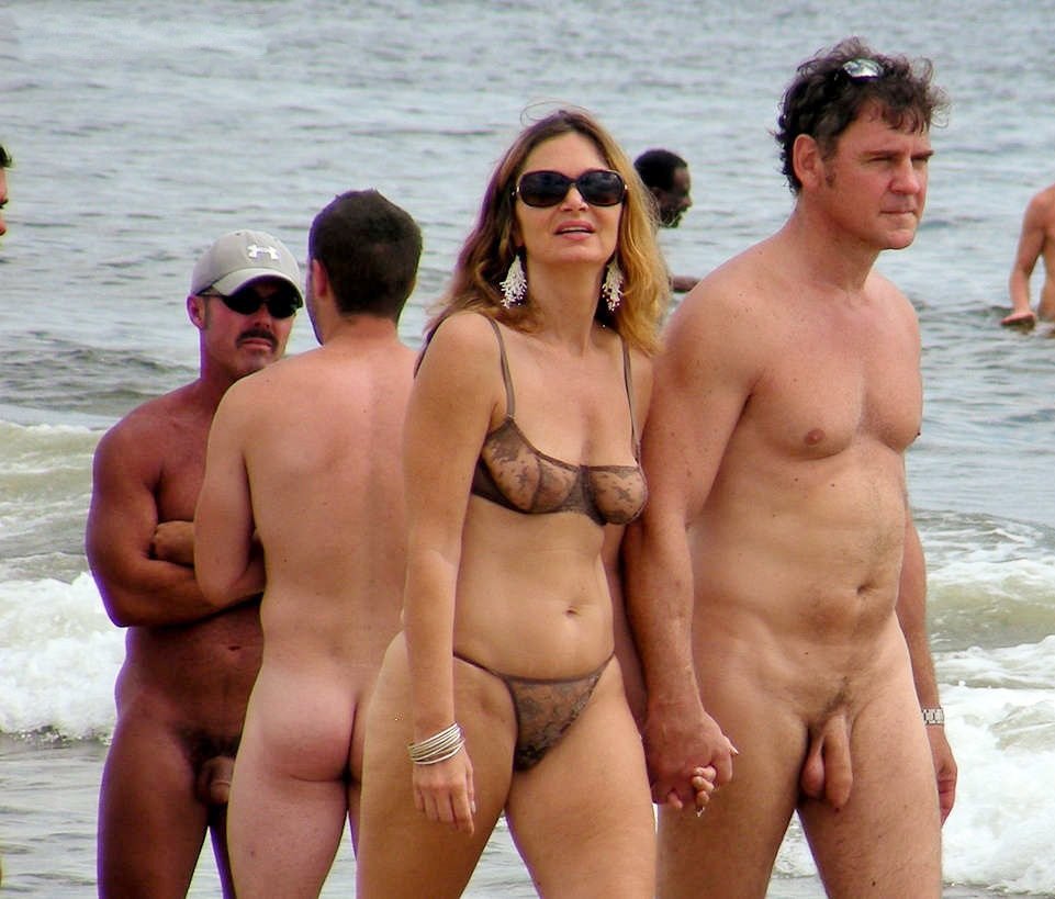 Изящные эро фото голых женщин и мужчин на пляже.