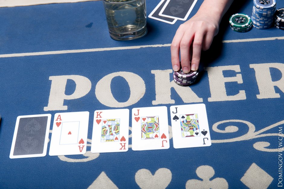 Игра в покер