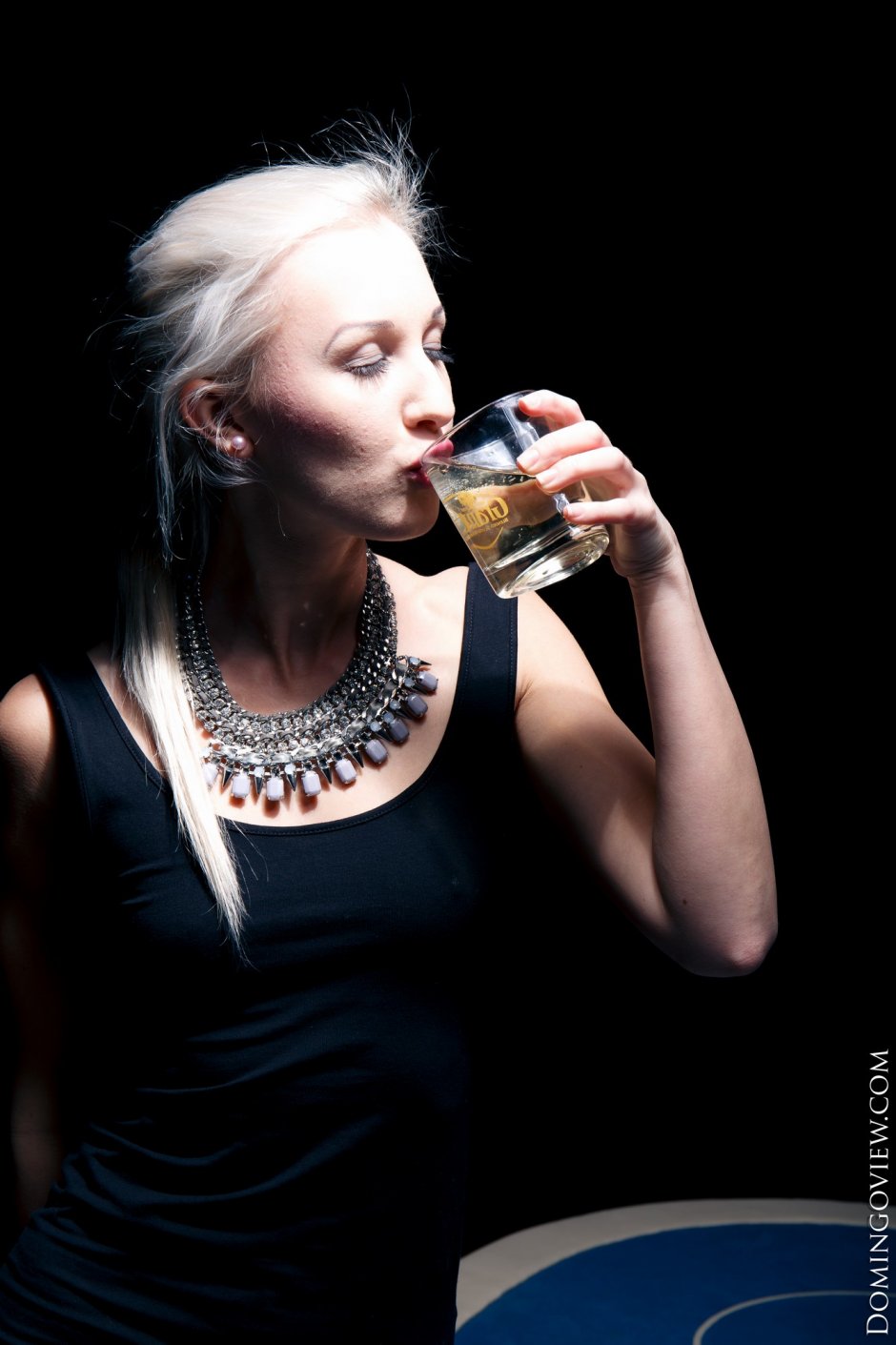 Девушка пьет водку