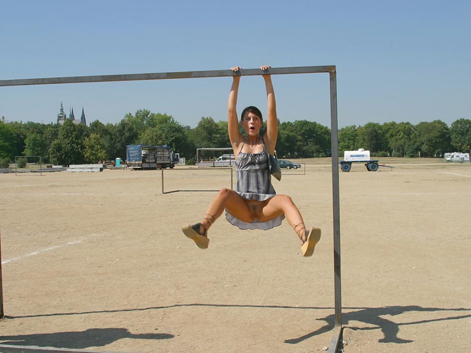 Девушка на турнике