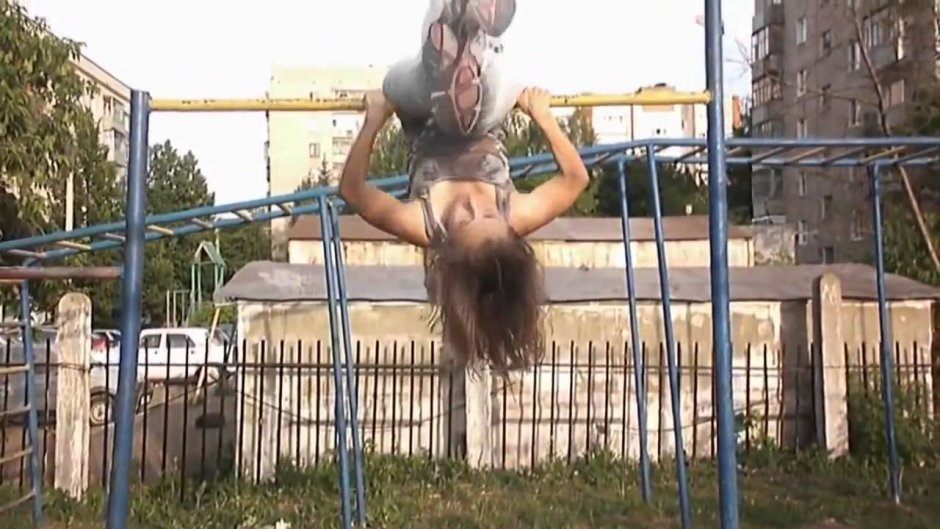 Девушка на турнике