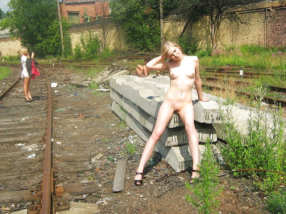 Блондинка голышом