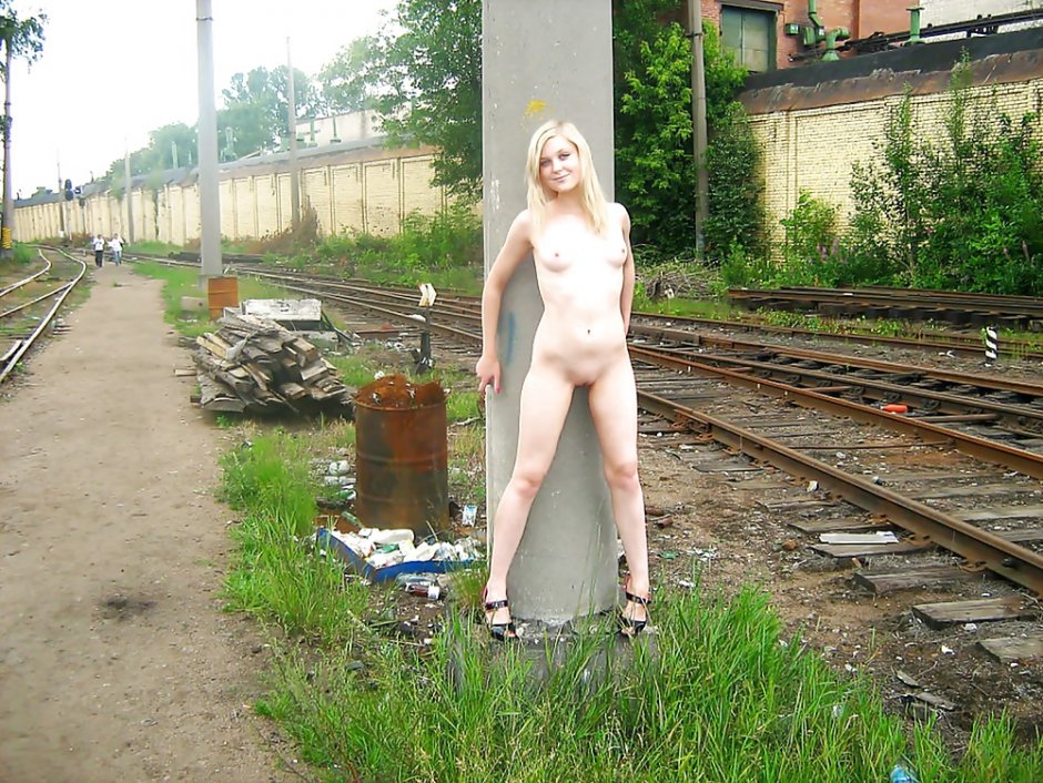 Девушка на рельсах