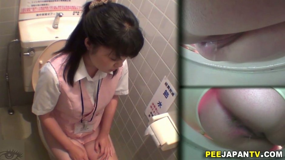 Писсинг в туалете азиатки