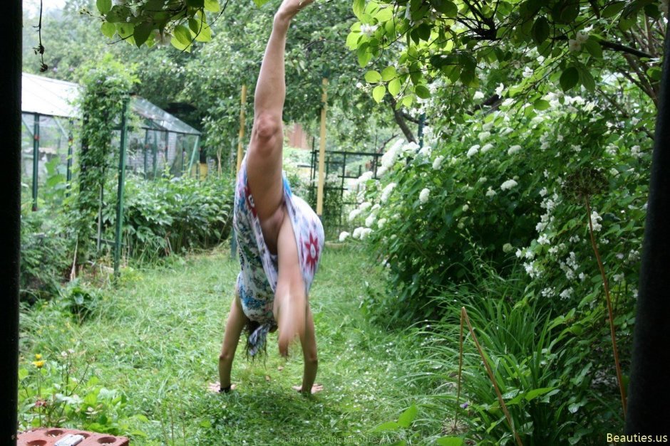 Гибкая девушка