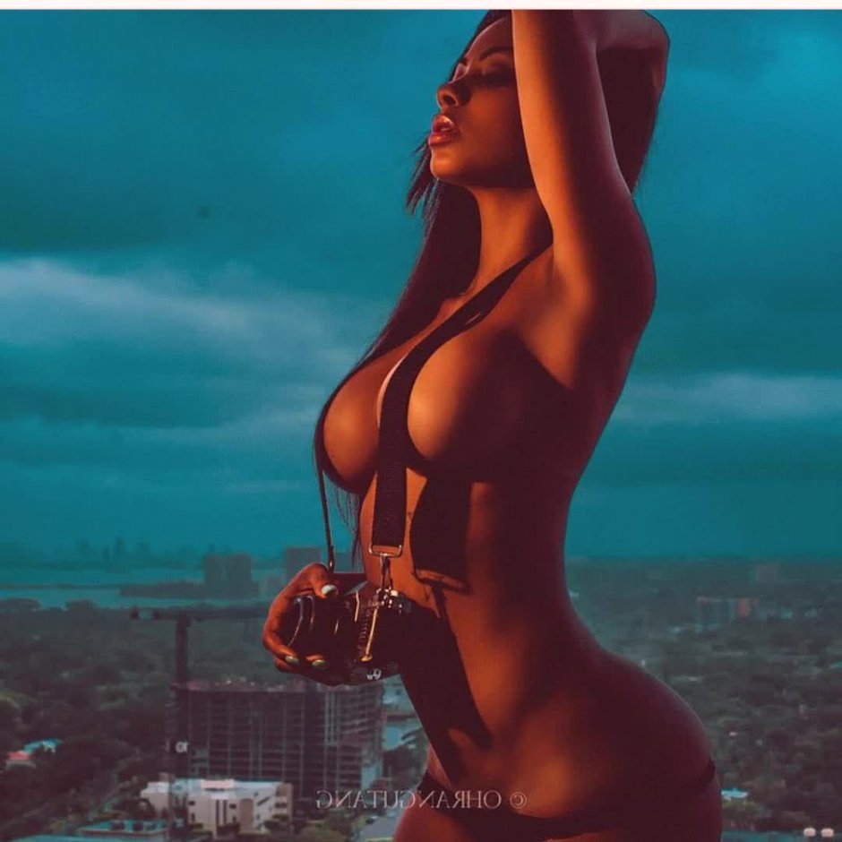 Загорелая девушка