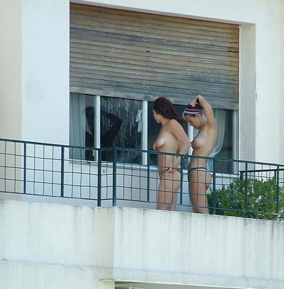 Голые женщины в окнах домов