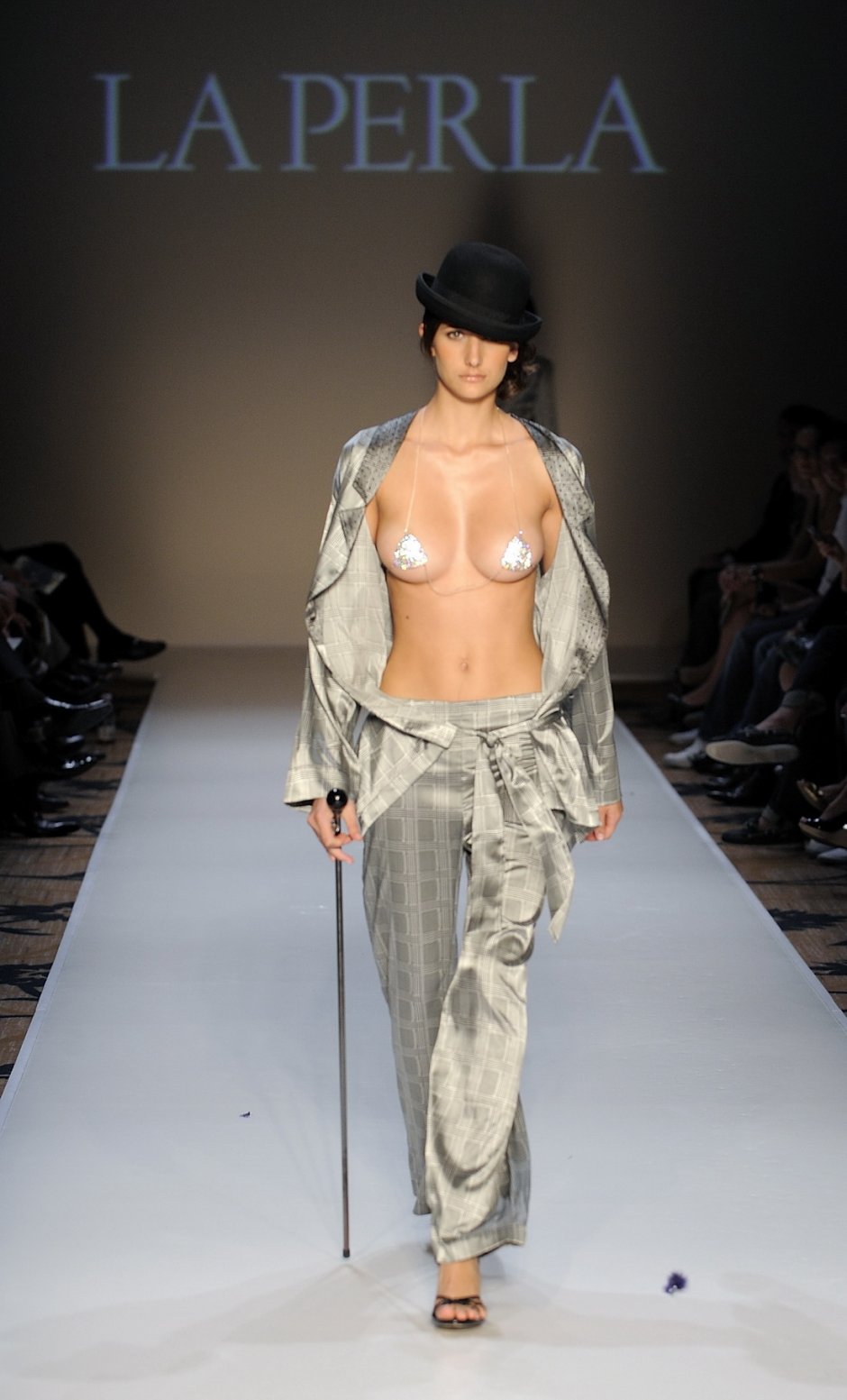 Сиськи на подиуме