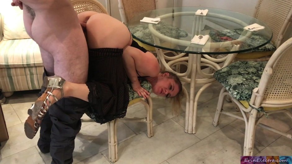 Под столом порно