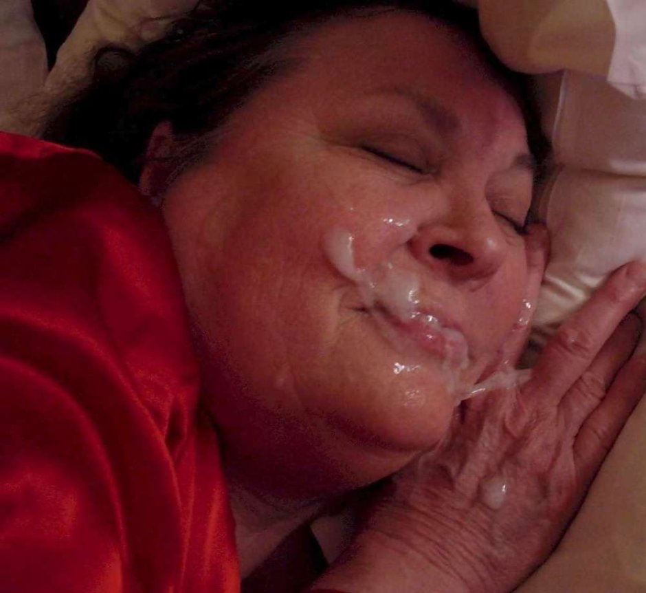 Кончил на лицо спящей старухи