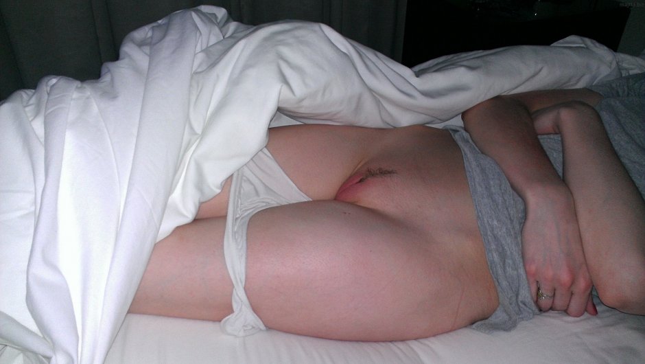 Спит без трусиков