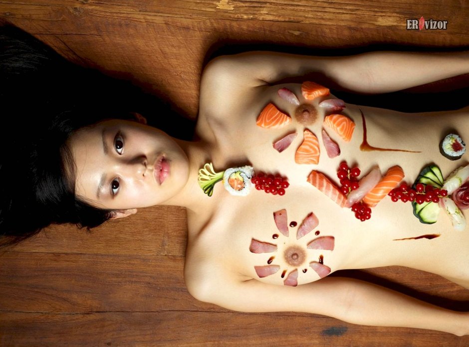 Еда на теле девушки