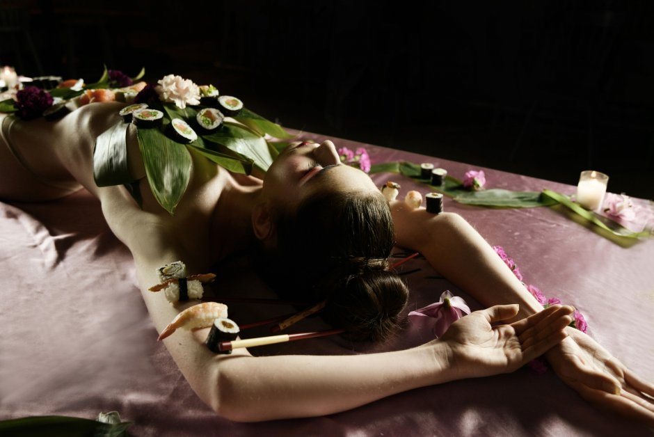 Роллы на женщине