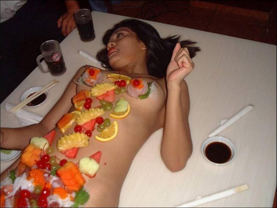 Суши на теле девушки