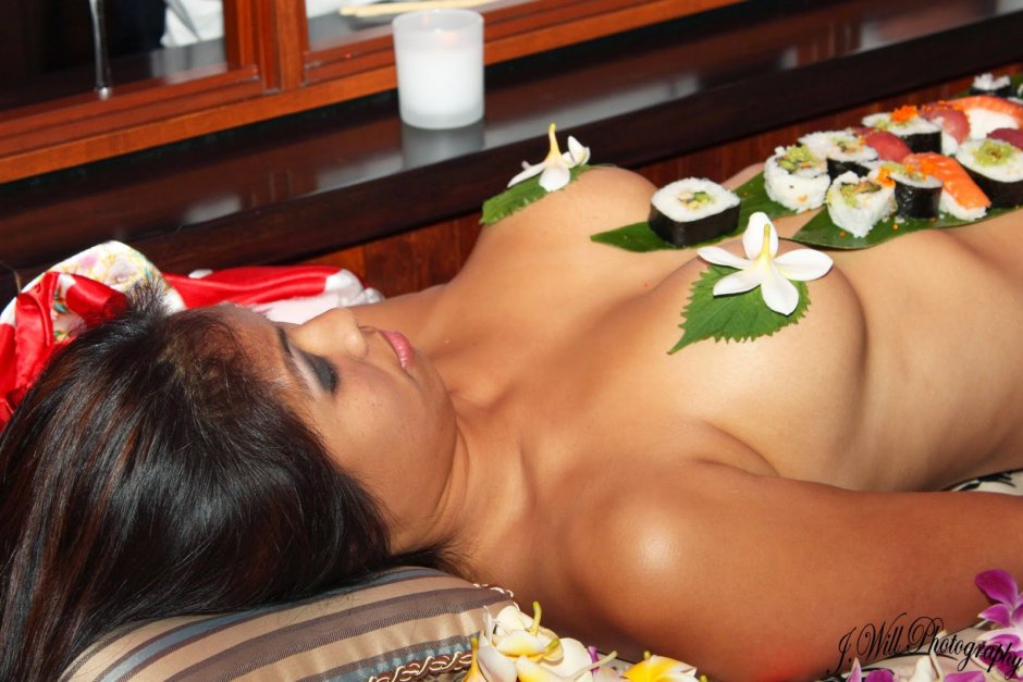 Суши на девушке