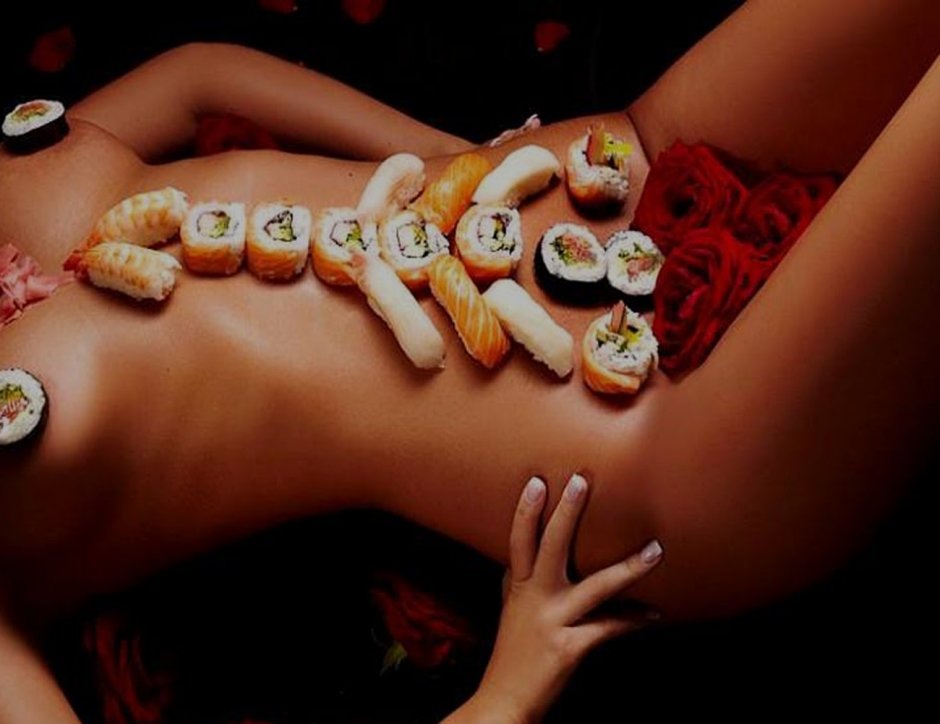 Суши на девушке