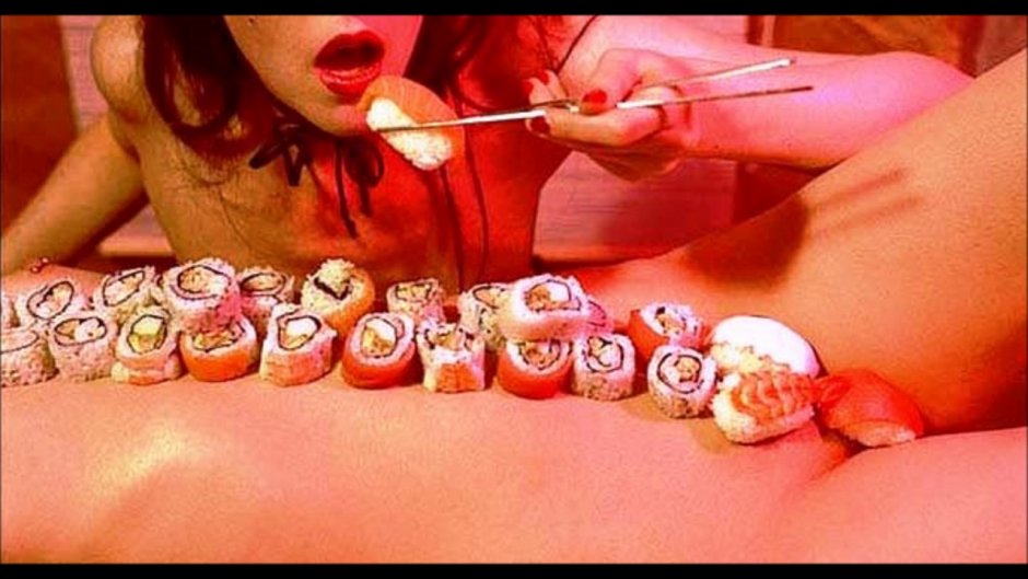 Роллы на голой женщине