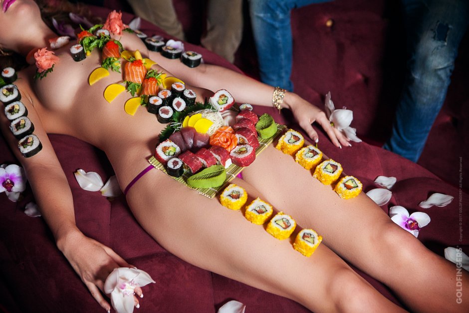 Роллы на голой девушке