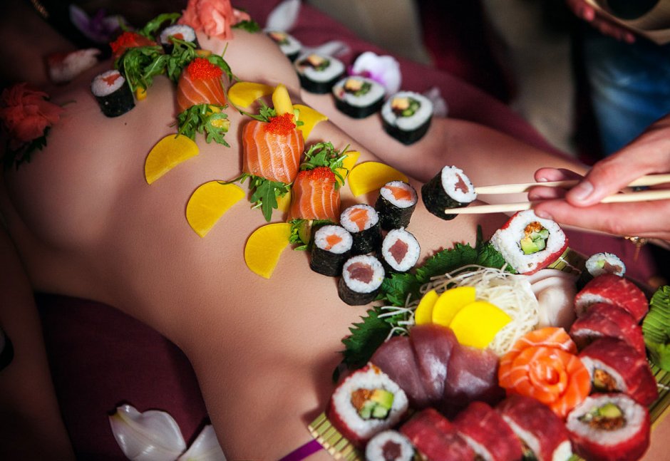 Роллы на девушке