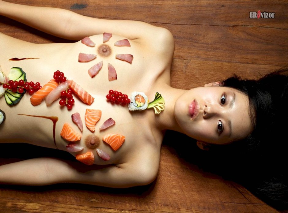 Суши на голой девушке