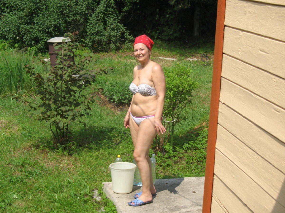 зрелая голая женщина на даче фото фото 60